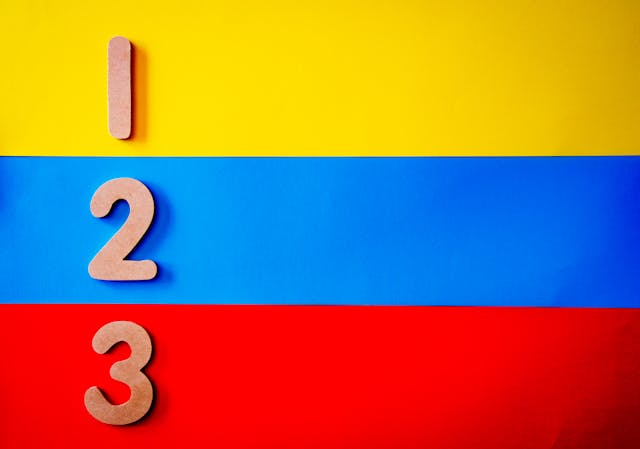 A numbered surface covered by blue, red, and yellow stripes representing the primary colors. 