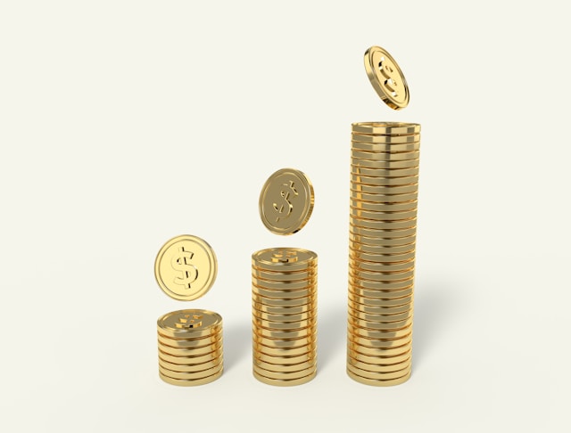 Three differently sized towers consisting of gold coins representing fluctuations in product prices. 