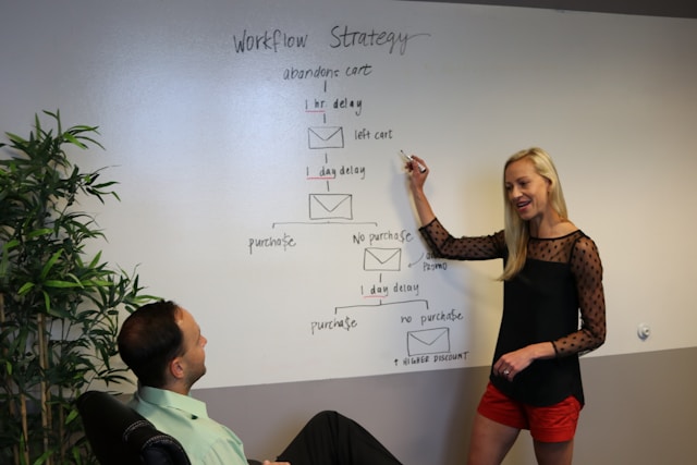 A person showing a cart reminder flowchart to someone else.